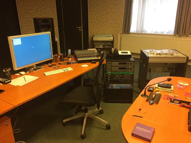 Mastering: pracoviště mistra zvuku – srovnávací poslech řezu, historie nahrávky a různých technologií zpracování. Studio Martínek, Praha.