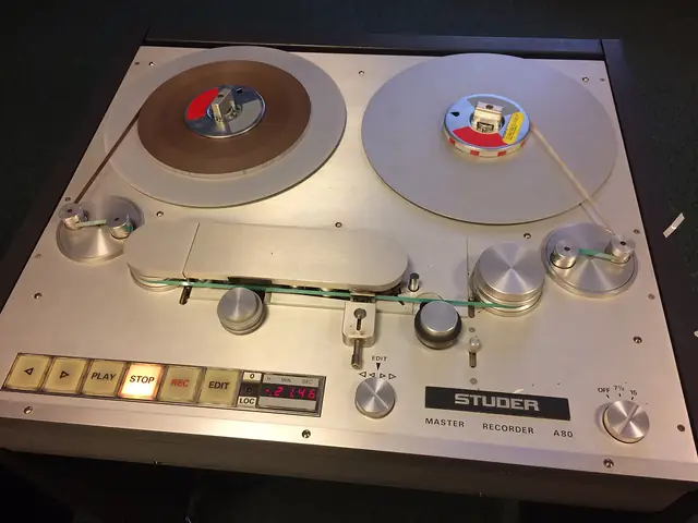 Mastering: studiový magnetofon Studer A80, na kterém se remaster připravoval. Studio Martínek, Praha.