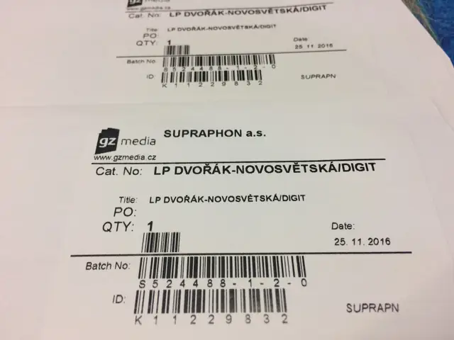 Redakce: další z řezů v bílém obalu s pracovními etiketami.