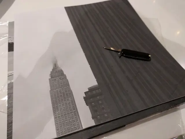 Produkce: vložený booklet a první pohled na něj, porovnání s normativem černé. Obchodní centrum Flora, Praha.